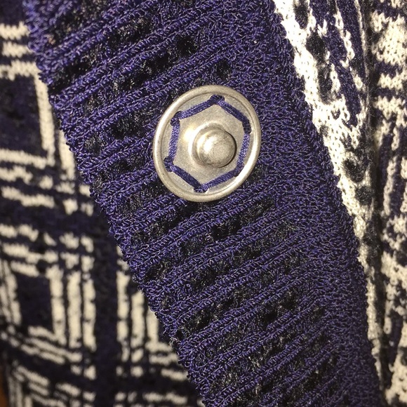 Women’s NWT petite sweater. St. John. - Picture 6 of 8